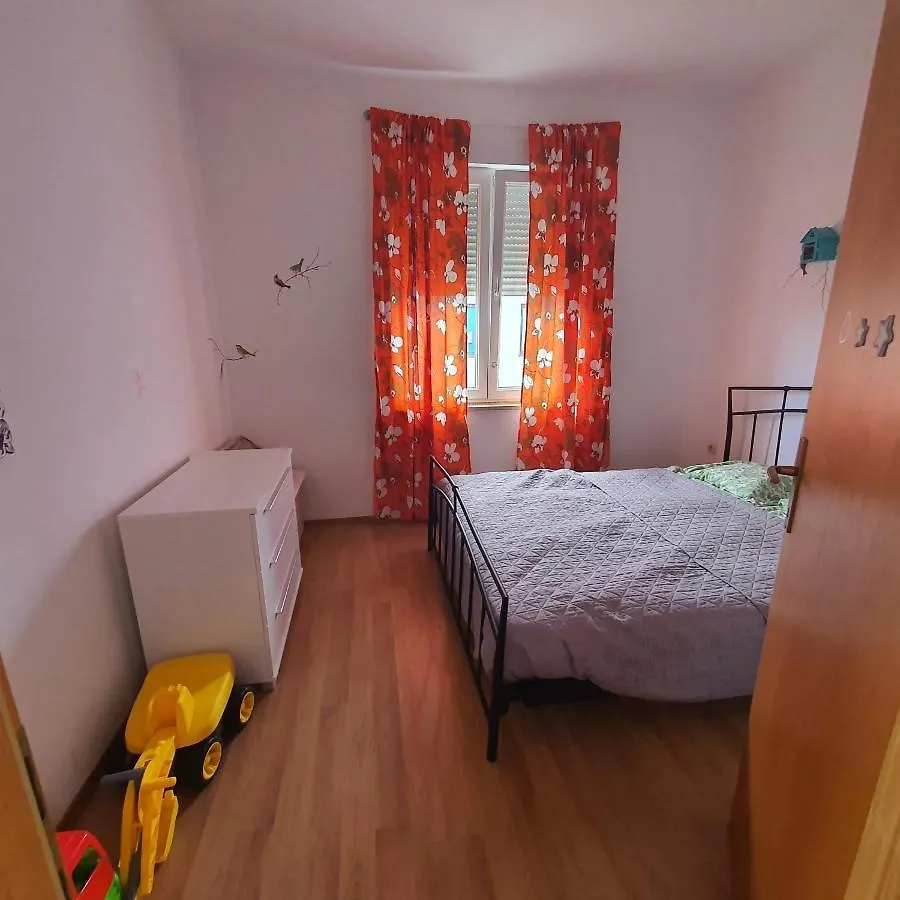 Lord Tobi Apartment Banjole