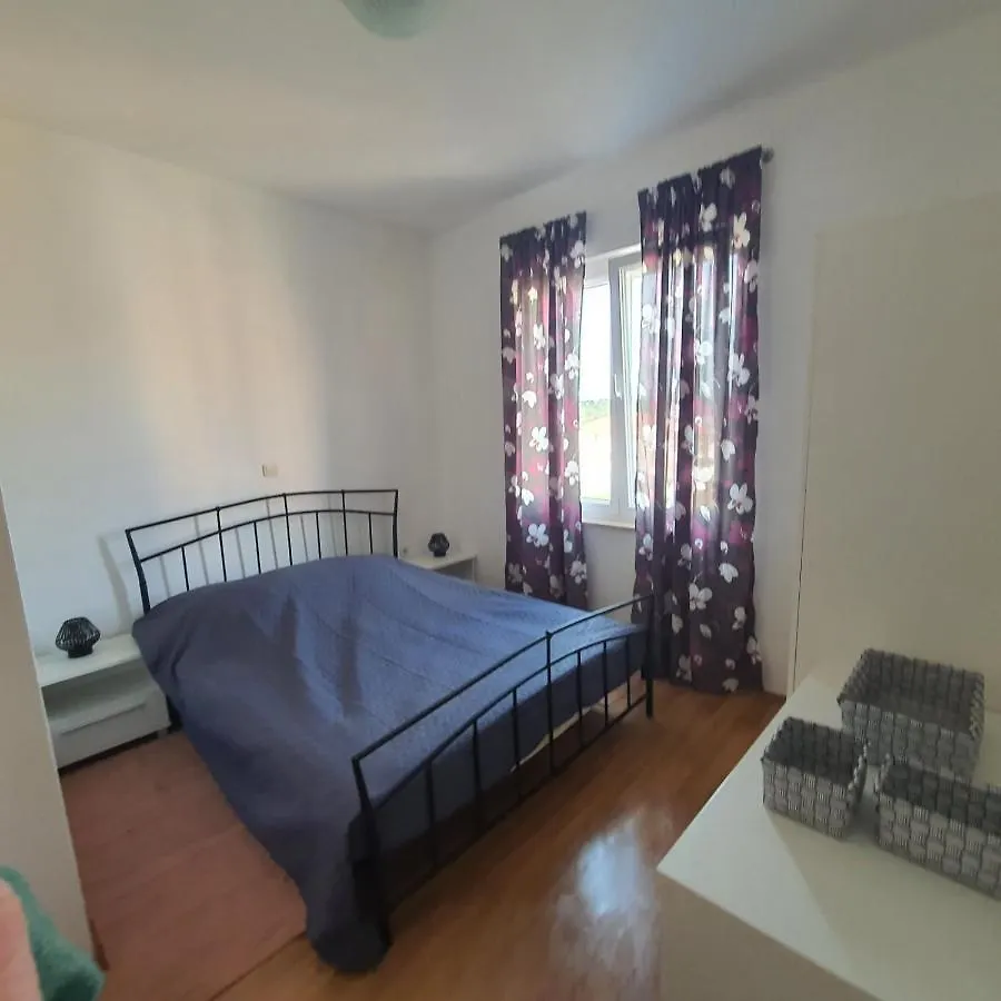 Lord Tobi Apartment Banjole